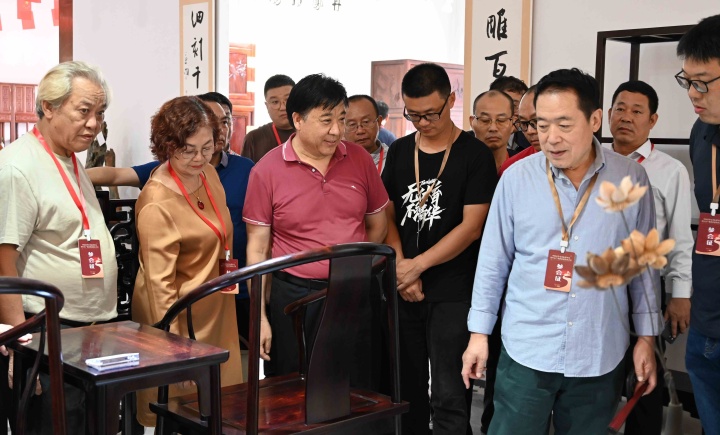 4 2024年9月，参加京作家具标准审定会的代表参观考察雅韵红木_副本.jpg